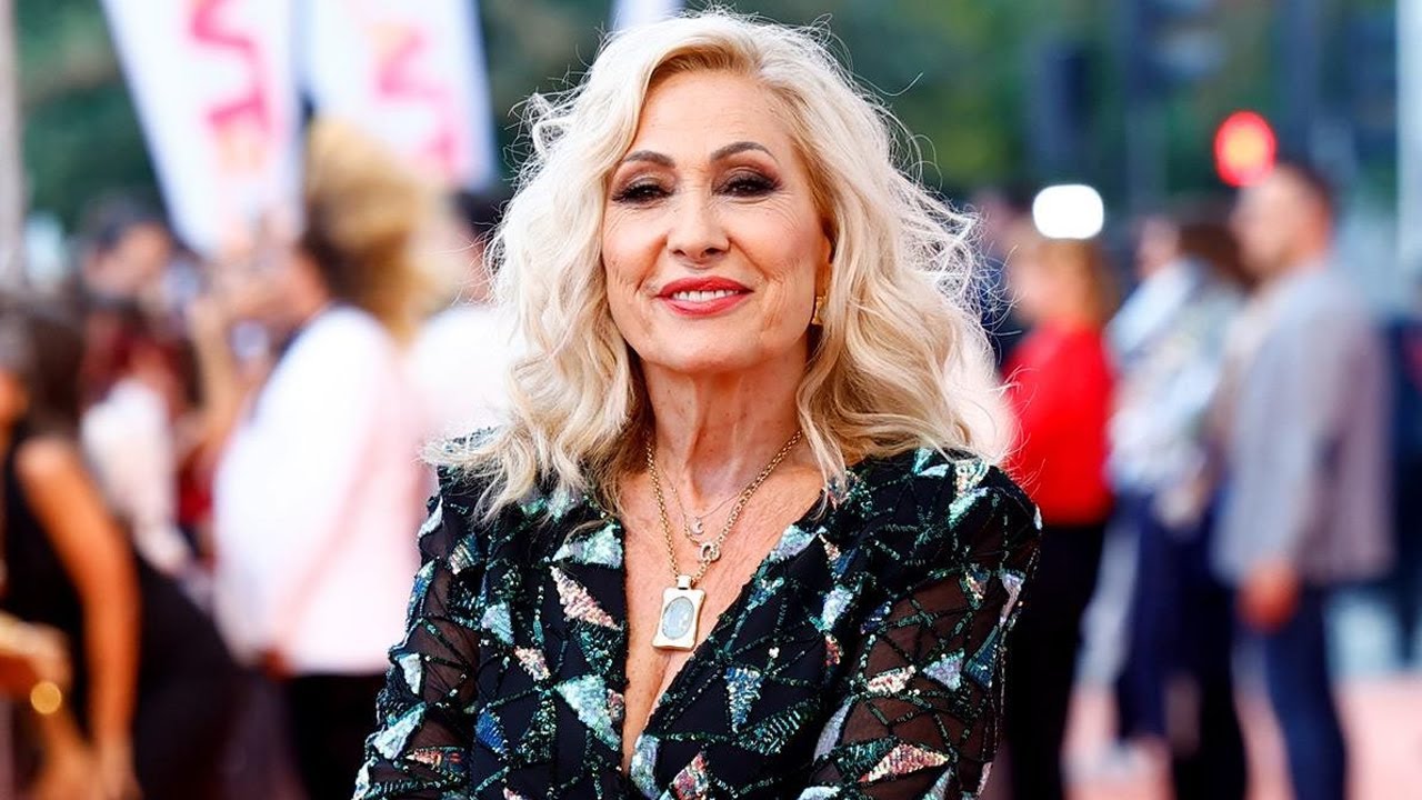 Rosa Benito emocionada en su fiesta sorpresa de 70 años con toda su familia