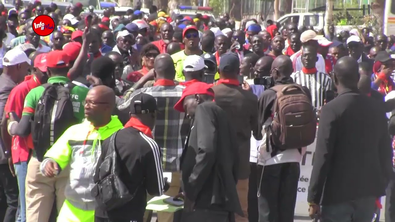 MARCHE NATIONAL DES ENSEIGNENTS DU SENEGAL UNE FORTE MOBILISATION POUR RECLAMER LEURS DROITS