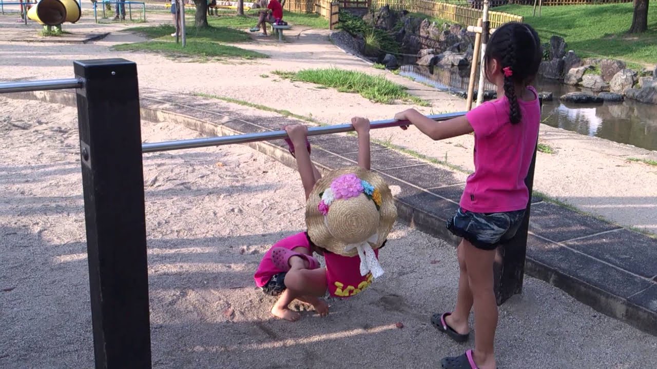 逆上がりがしたい姉妹弟　公園で遊具遊び