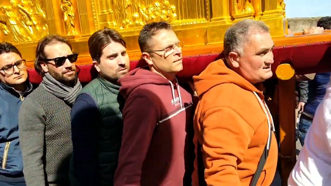Paternò - Il fercolo del Cristo Morto viene condotto alla Chiesa di Santa Maria dell'Alto - 07/04/23