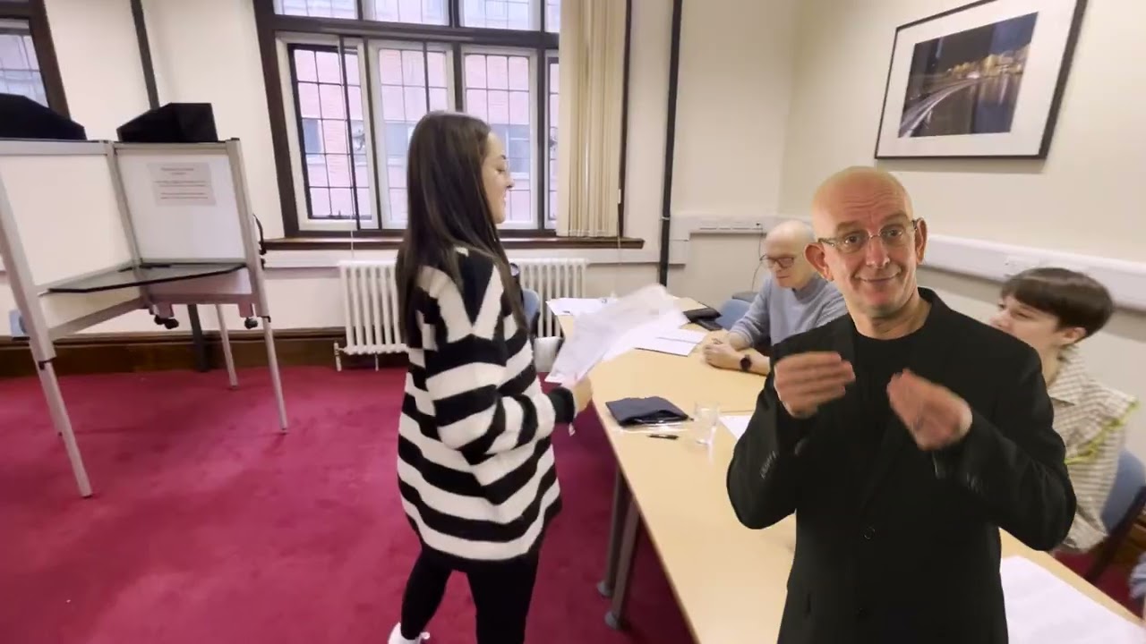 How to vote at polling stations (BSL)