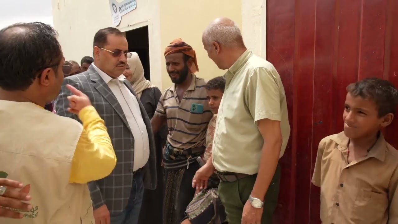 بحضور أبو حورية   مدير عام المخا يضع حجر الأساس لقرية سكنية جديدة في ريف المديرية