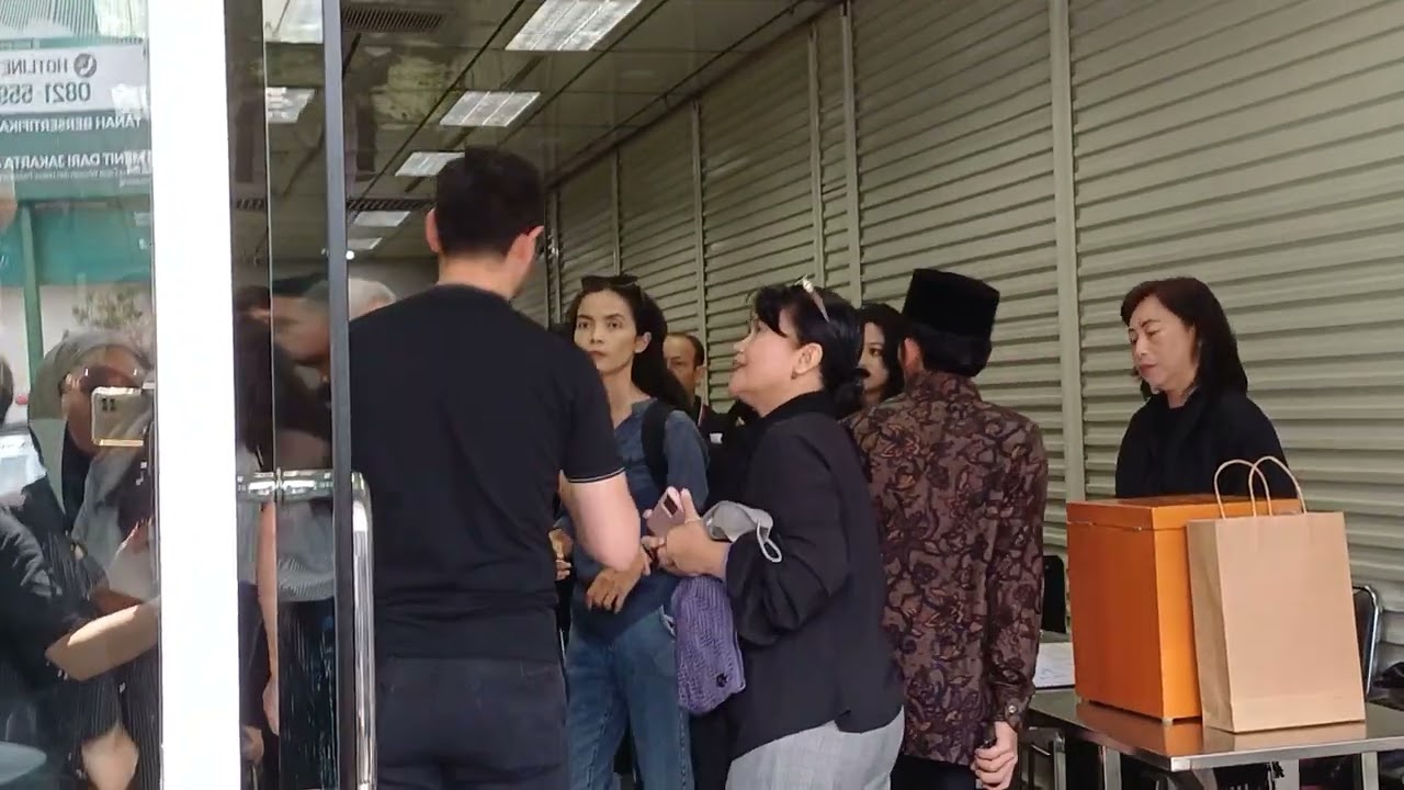 Surya Sahetapy Kembali Hadir di Rumah Duka Ray Sahetapy