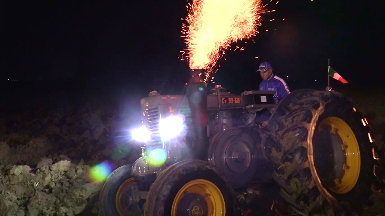 Night vintage plowing: flames from exhaust & show | Aratura notturna Landini testacalda - Baura 2023