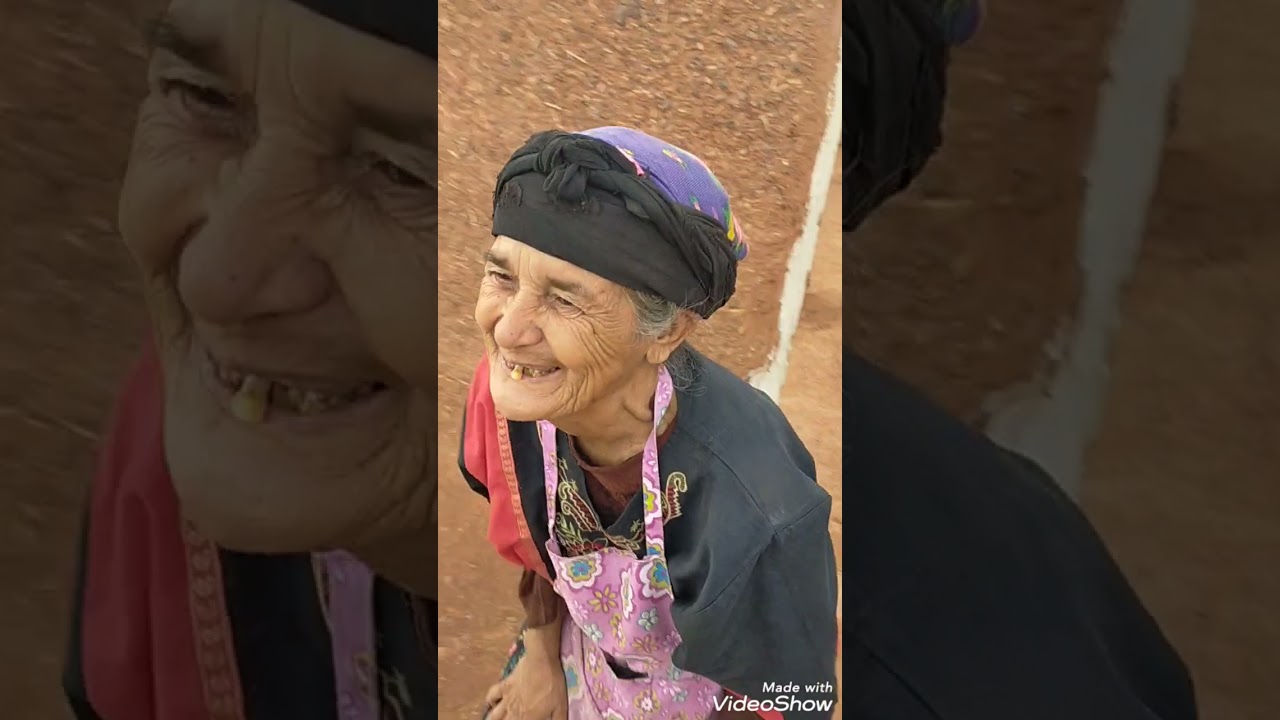 فرحة خديجة الجميلة بمساعدة إنسانية