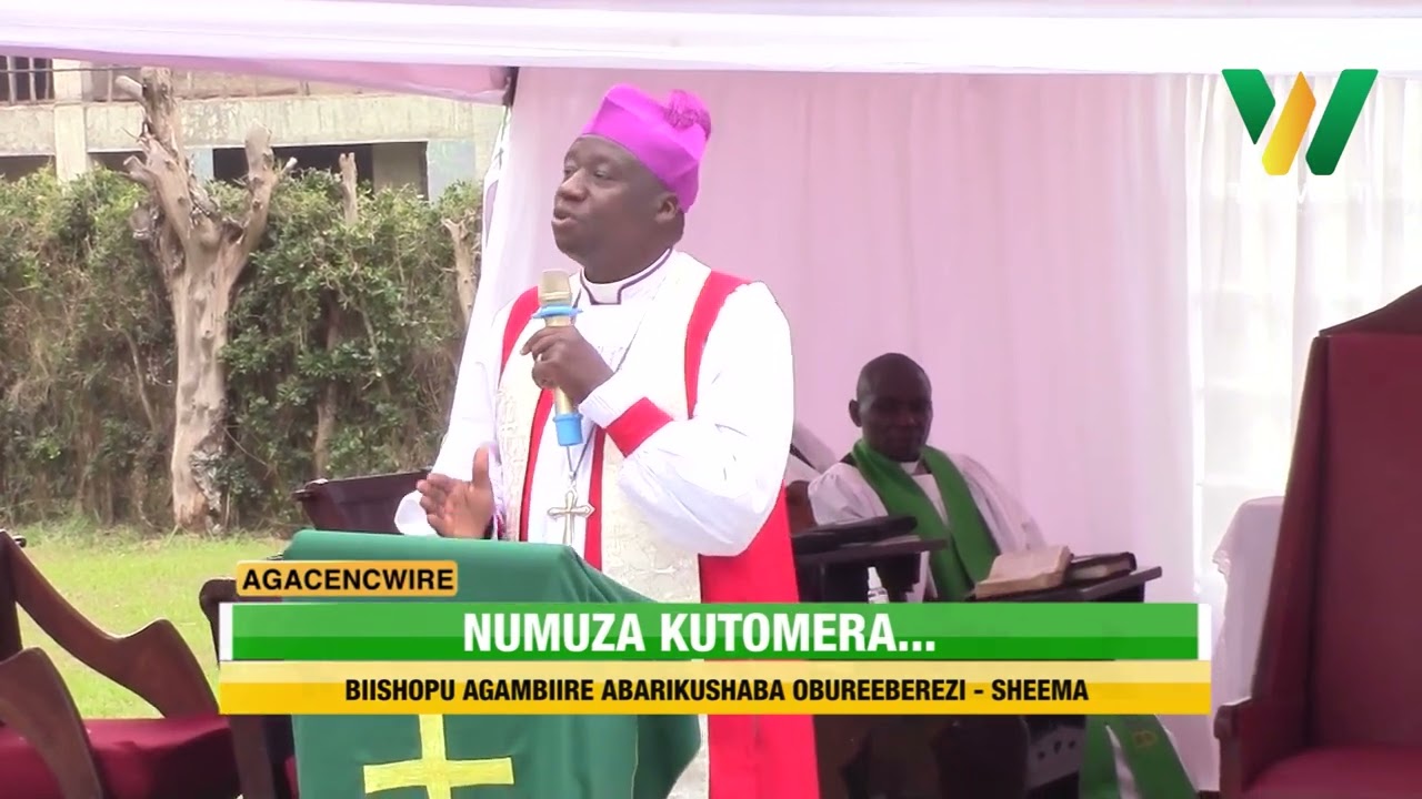 Agacencwire: Bishopu Johnson Twinomujuni arabwire abarikushaba obureeberezi obwabo.