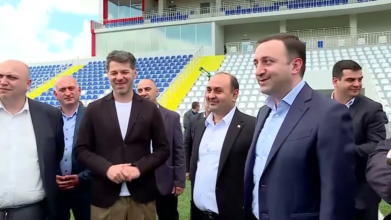 პრემიერ-მინისტრმა ხაშურში საერთაშორისო სტანდარტების შესაბამისი ახალი საფეხბურთო სტადიონი დაათვალიერა
