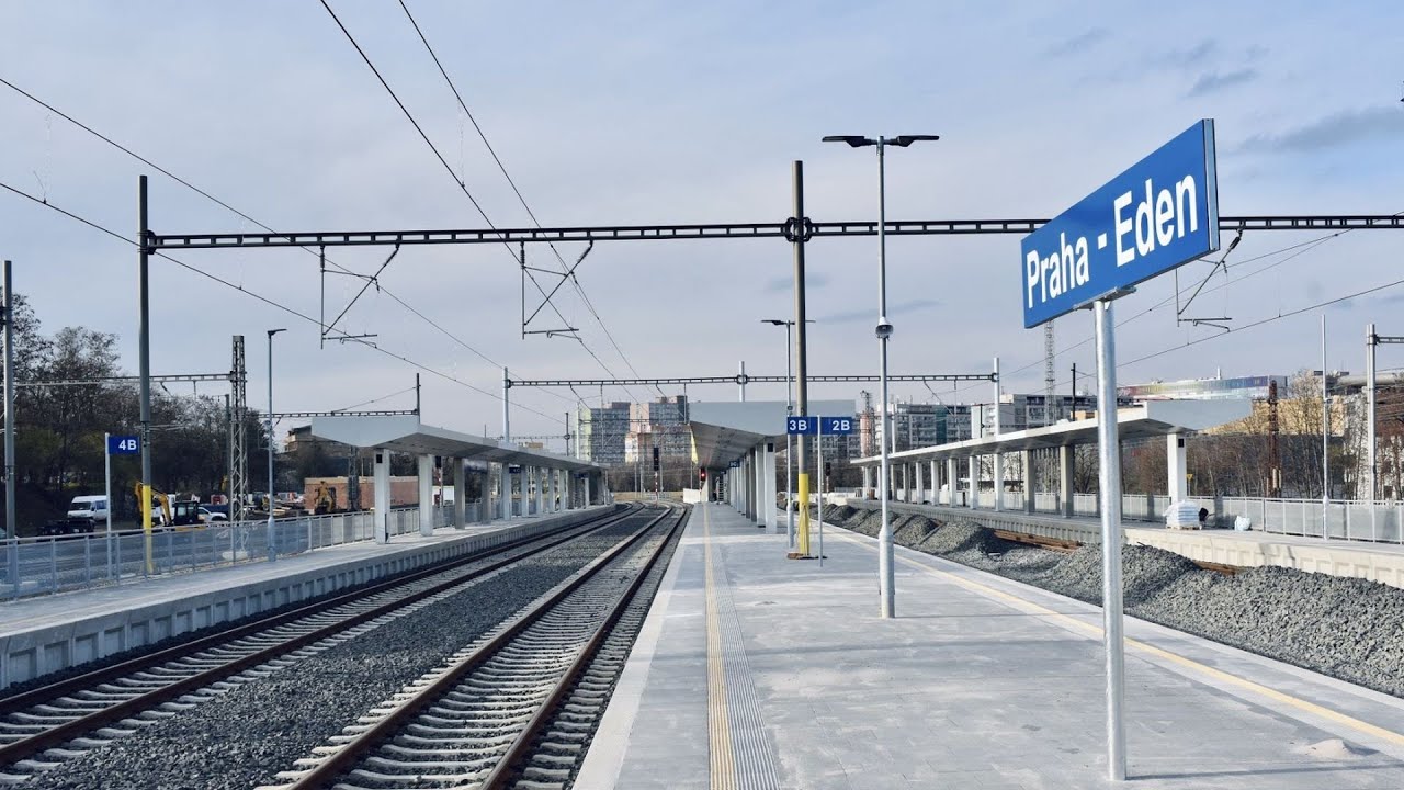 V kabině vlaku po staré i nové trati v úseku Praha hl. n. - Praha-Hostivař