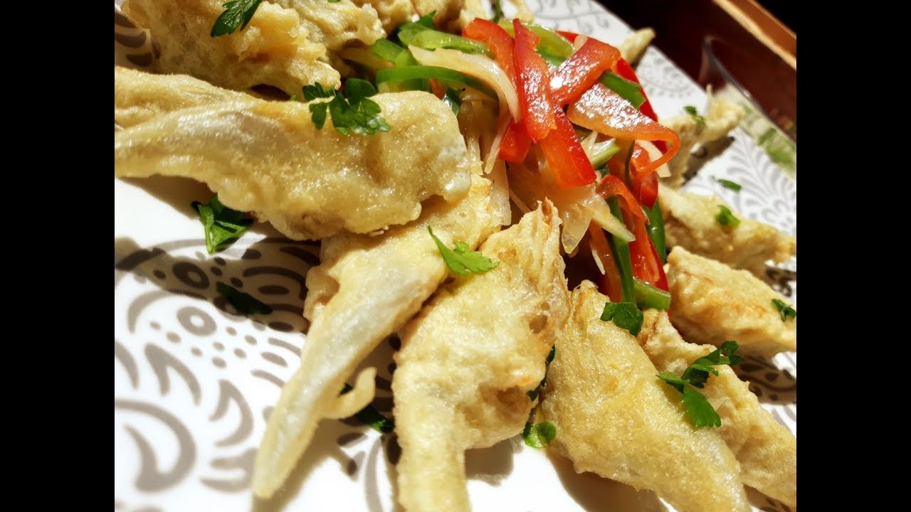 Alcachofas en tempura con salsa fría de queso azul y ensalada criolla