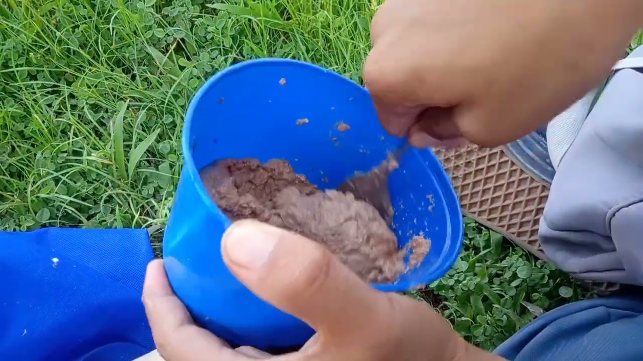 Tugas seni rupa membuat kaligrafi dari serbuk kayu.