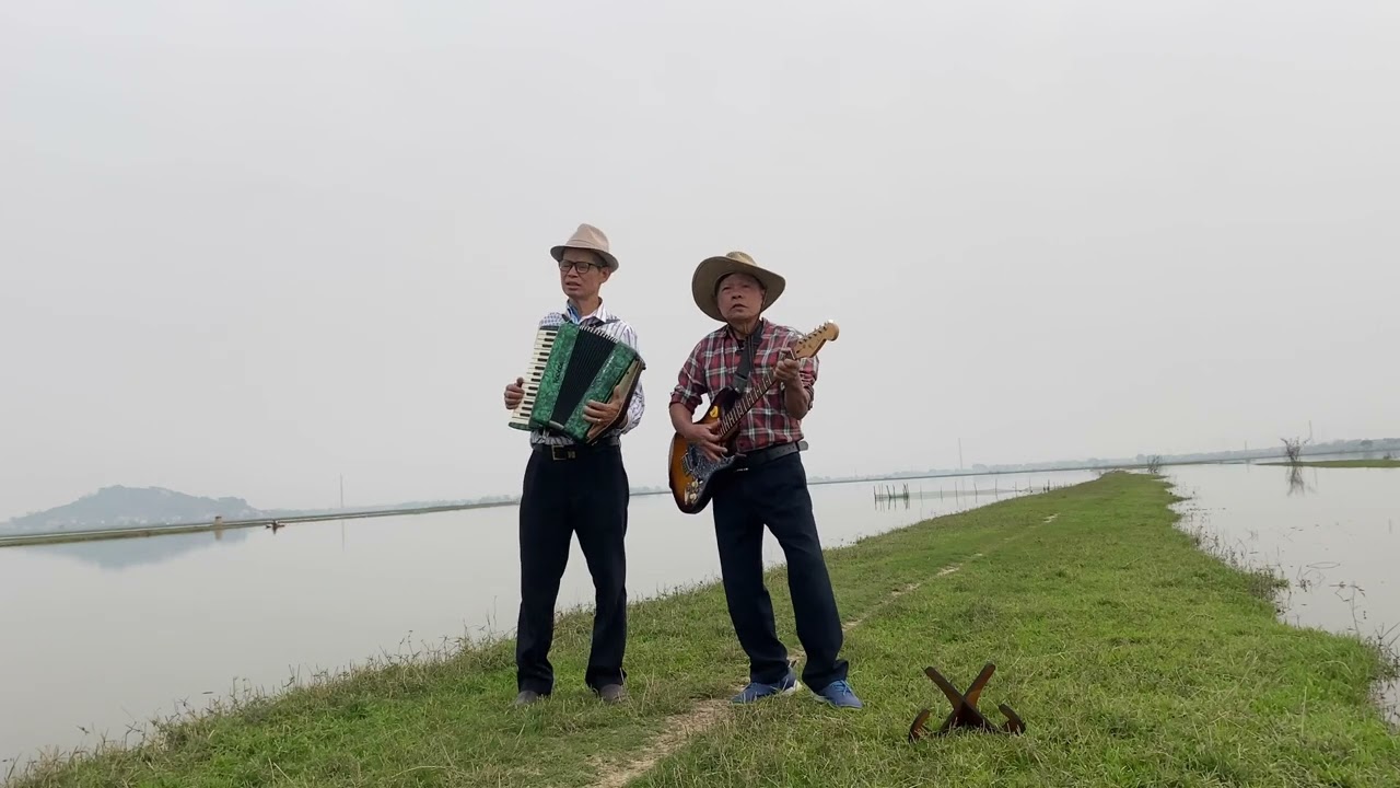 Cây đàn guitar của đại đội ba Nguyễn Thảo Bùi Toàn