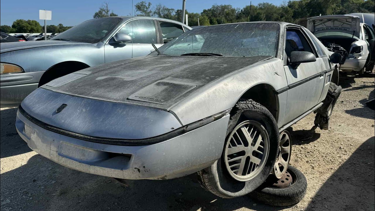 Junkyard walk around of a 1987 Pontiac Fiero ￼