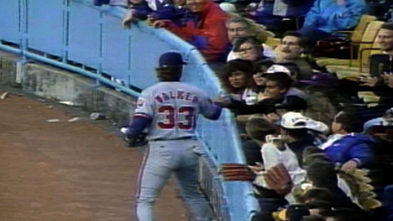 Larry Walker FORGETS the number of outs!