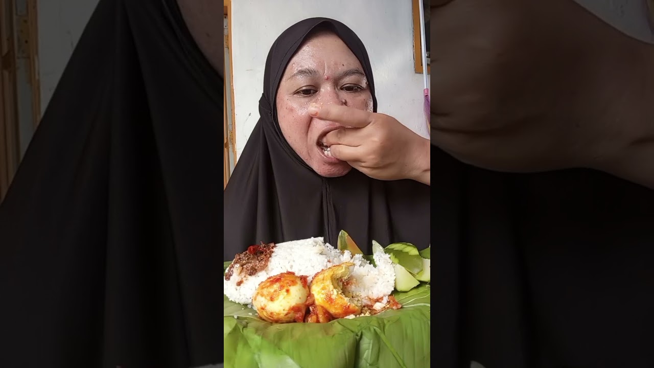 Makan balado telur dan pepaya muda di rebus 
