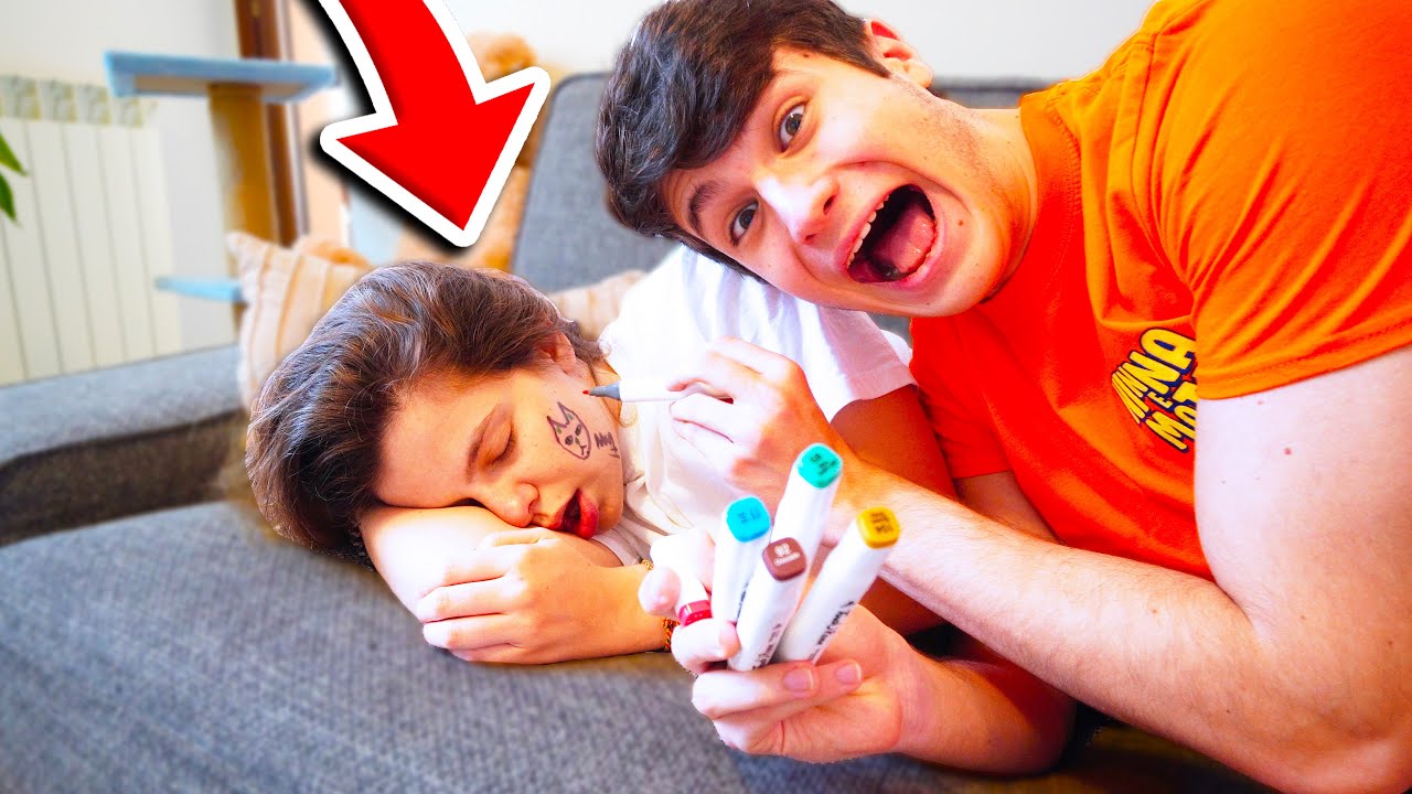 HO FATTO UN TATUAGGIO A NINNA IN FACCIA MENTRE DORMIVA!! *Non Dovevo*
