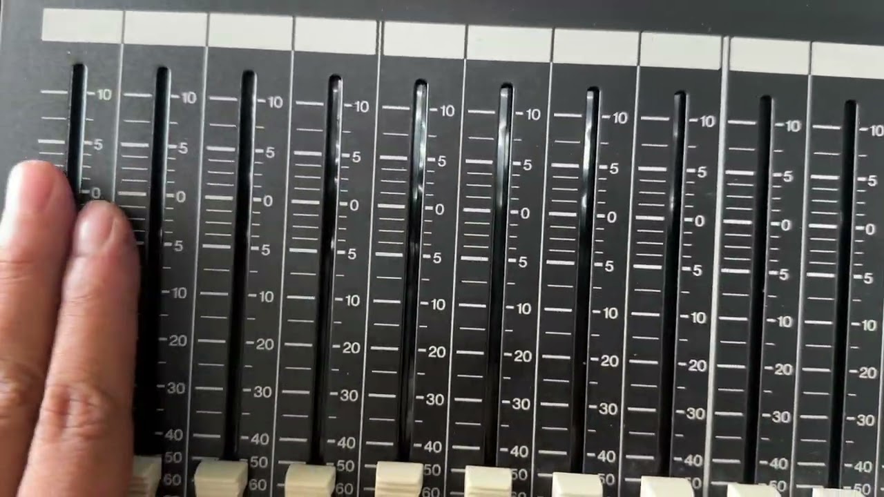 Mixer yamaha ls9 16line huyền thoại hàng ebay đẹp giá 35triệu / 1 con mua hàng lh 0913173147