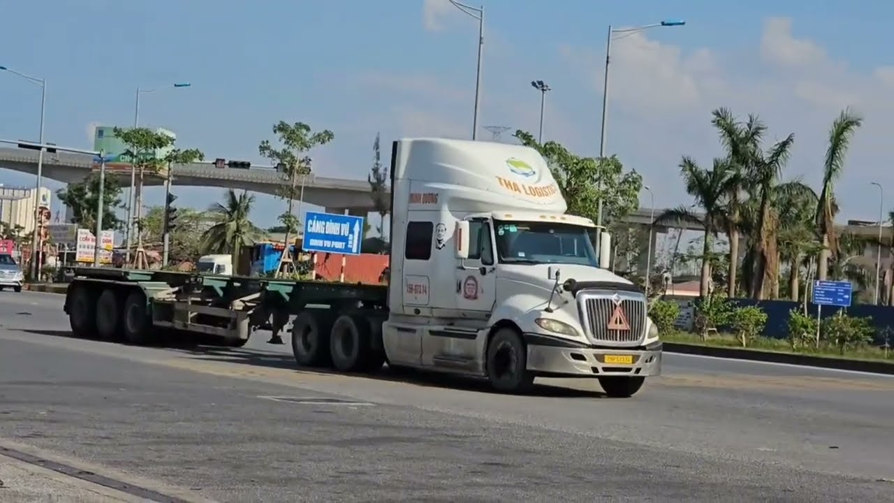 4K EU, USA TRUCK | Ô tô, xe tải, xe đầu kéo, xe container, xe bồn ở cảng Đình Vũ