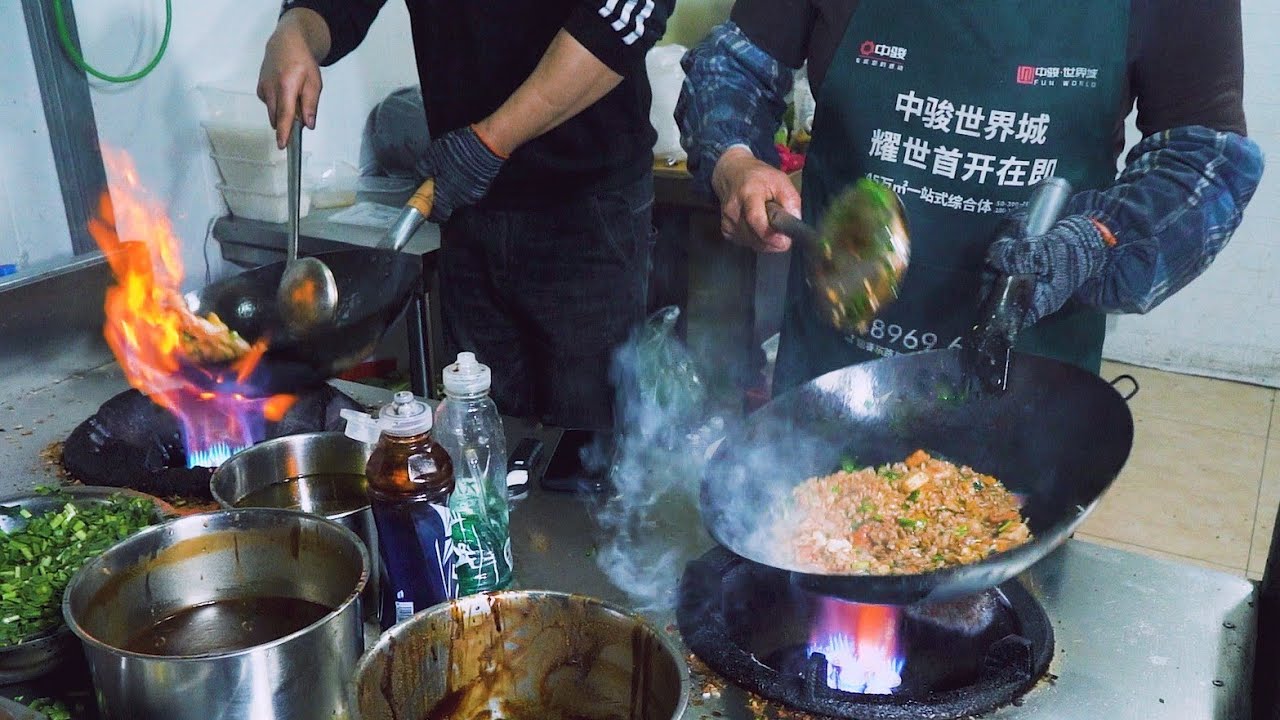 Китайская уличная еда - Мать и сын жарят яйца с жареной рисовой лапшой, что более технично.