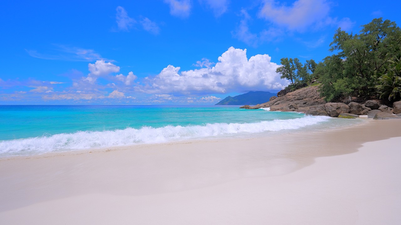 Seychelles Ocean Ambience 4K. Gentle Waves on The Luxury Beach