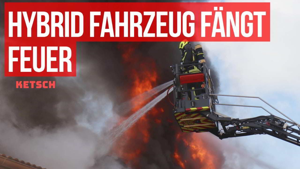 Hybrid-Fahrzeug fängt Feuer - Flammen greifen auf Wohnhaus über