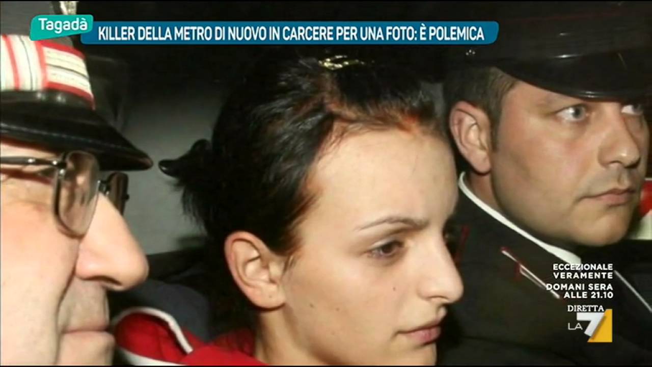 Killer della metro di nuovo in carcere per una foto: E' polemica