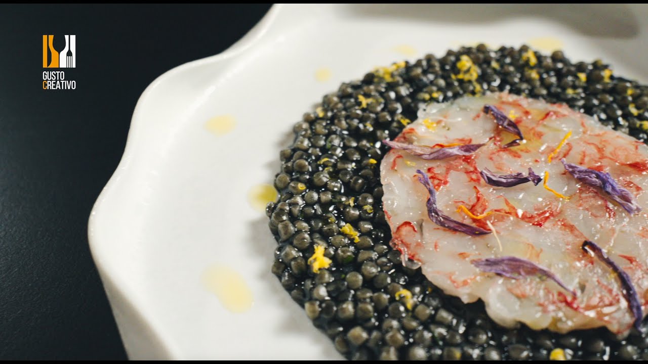 LA FREGOLA SARDA AL NERO DI SEPPIA, SERVITA CON CARPACCIO DI GAMBERO