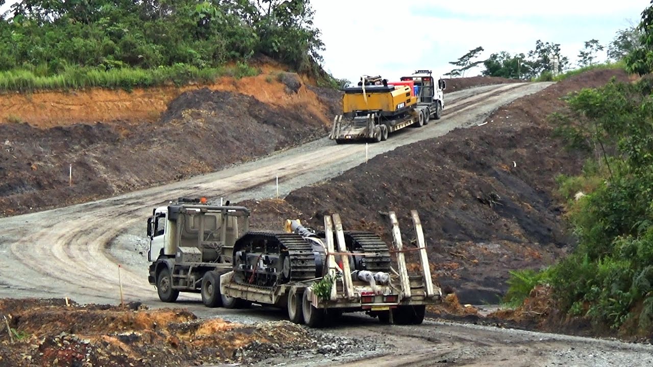 Mengikuti Perjalanan Dua Truk trailer SCANIA P380 vs P420 muatan alat berat di jalur tambang