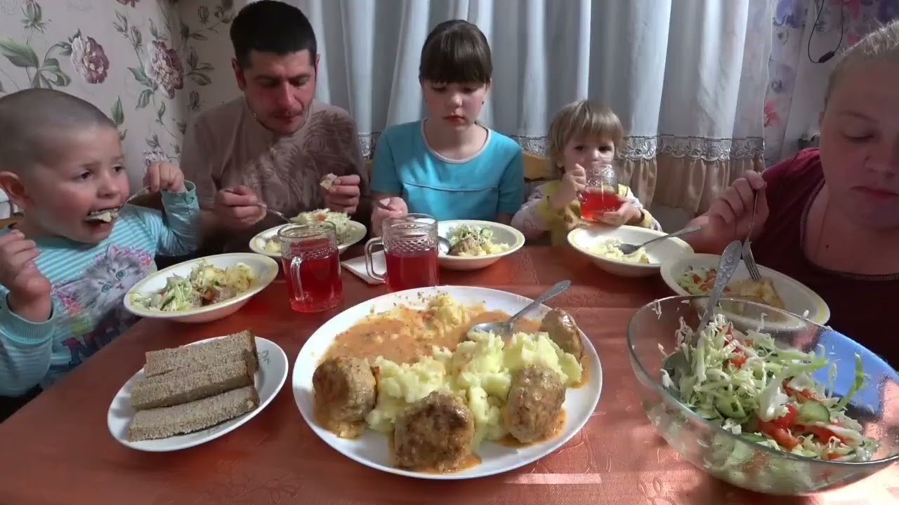 мукбанг тефтели и пюре