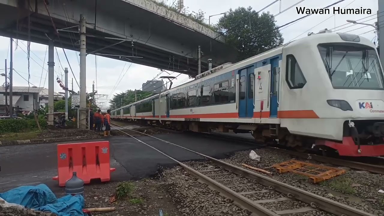 2 ka bandara melintas dibawah flyover pesing saat ada pengurasan balas