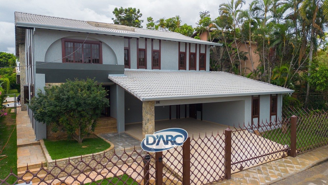 CASA REFORMADA NA QI 09 COM ELEVADOR, PISCINA, CHURRASQUEIRA E ESPAÇO PARA FESTA- LAGO SUL, BRASILIA