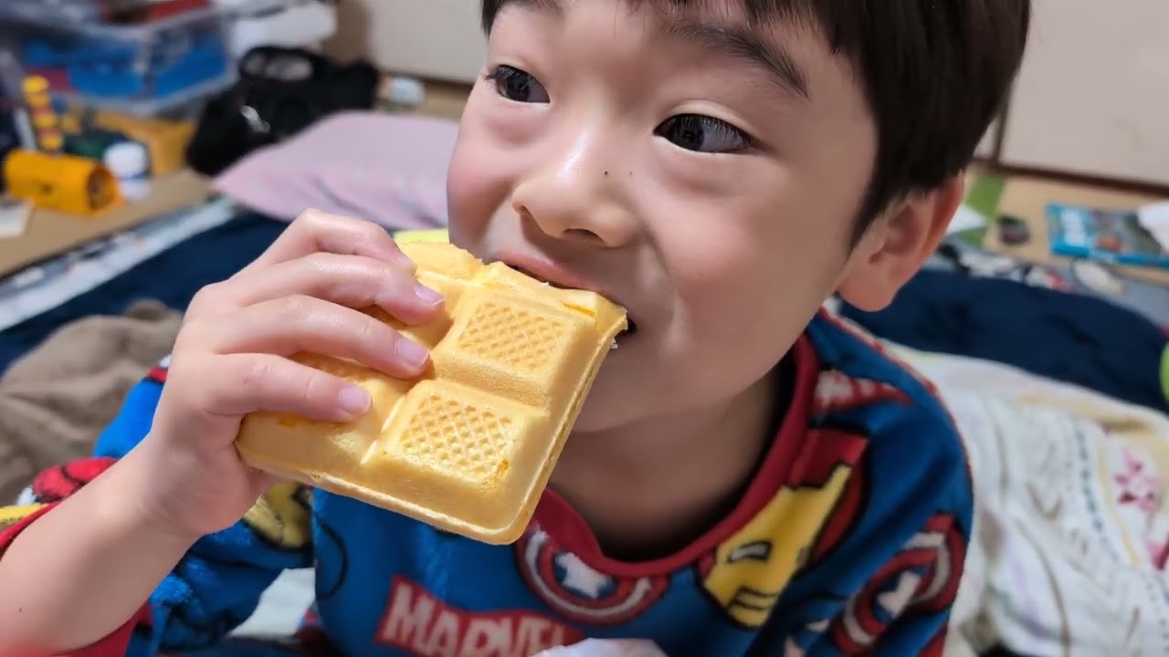 朝から冬限定モナ王を一気に食べているたっくん。LOTTE. Winter limited edition Mona King. 2026年3月1日。