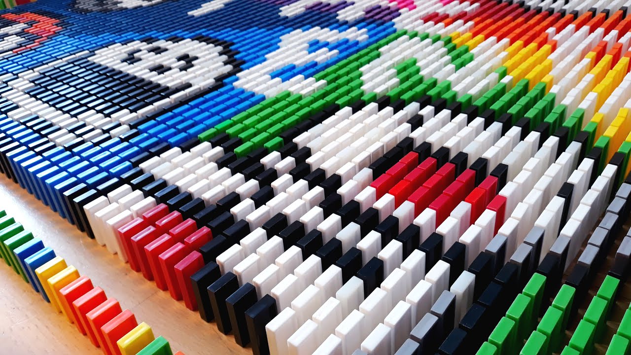 YOUTUBE ANIMATORS MADE FROM 45,000 DOMINOES