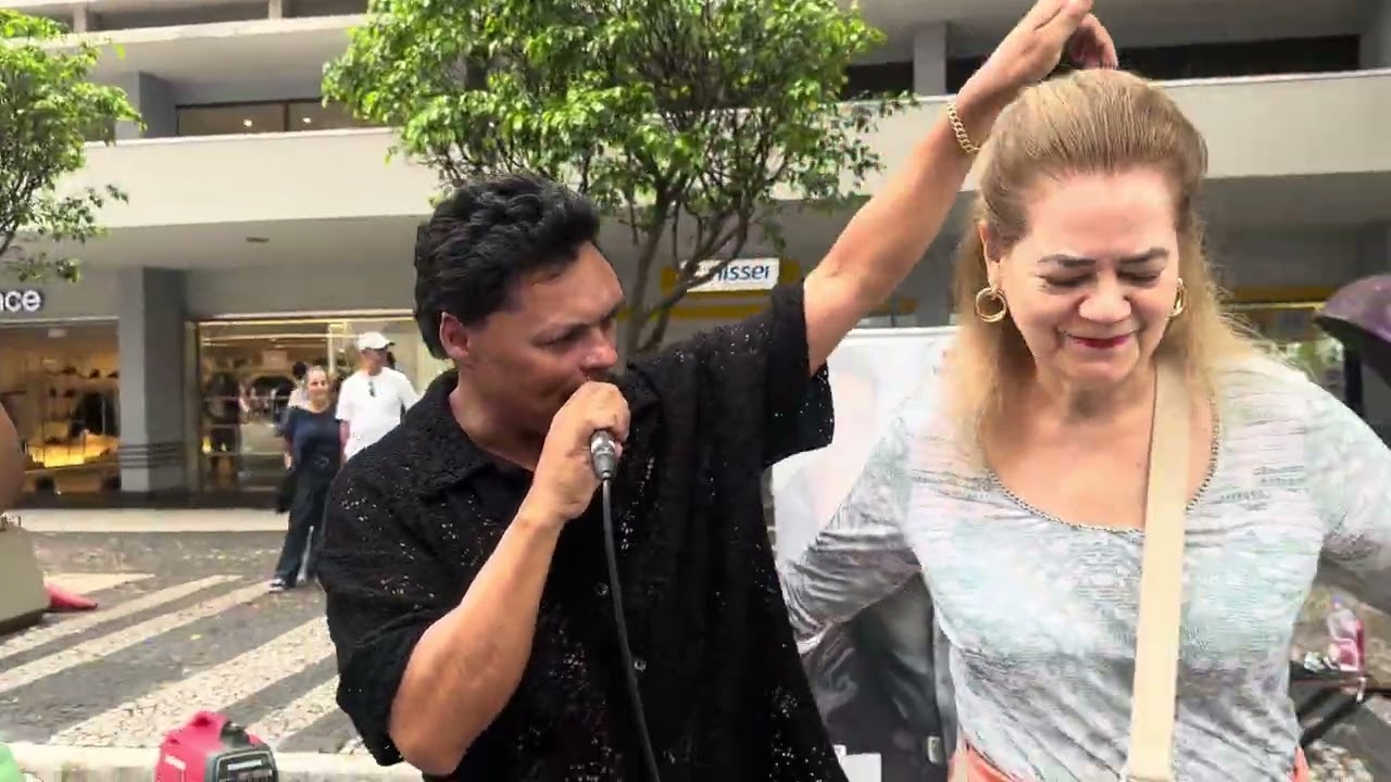 Cantor de rua faz a alegria na av paulista São Paulo 