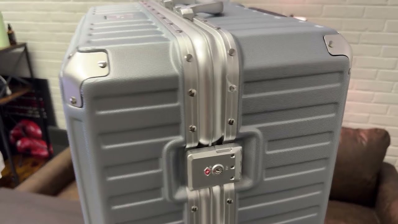 Best Zipperless Carry On Luggage? Aluminum Frame Hard Shell Spinner Suitcase Review (20")