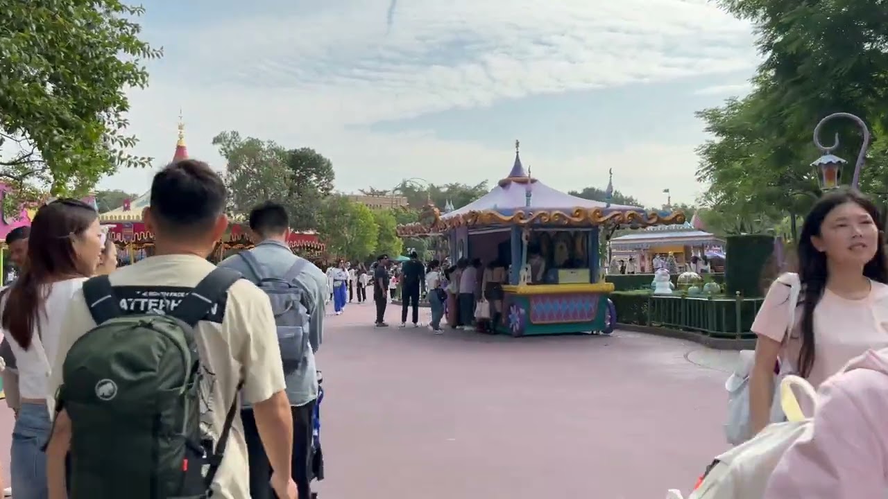 Tour of Hong Kong Disneyland