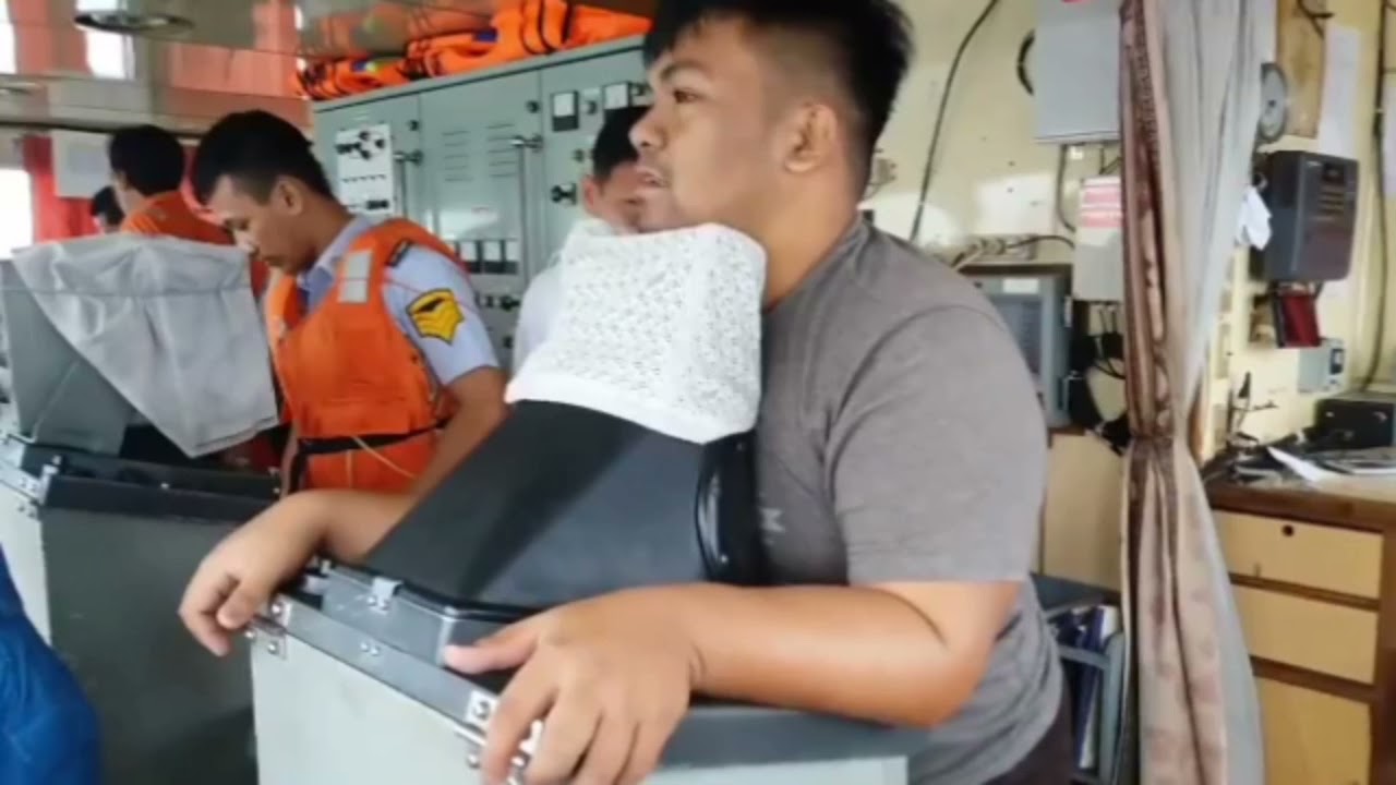 Detik2 Kepanikan Di Ruang Kemudi Saat Kapal DiTerjang Ombak