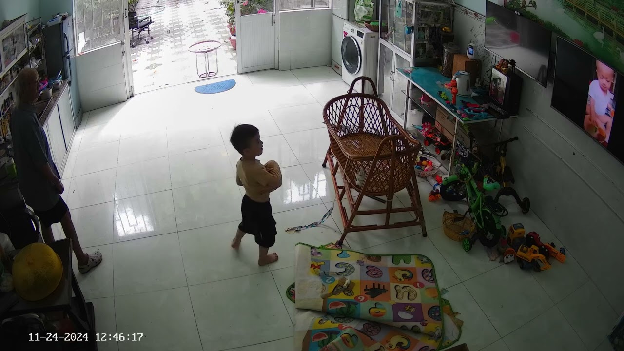 Cu Béc đứng coi video của mình lúc nhỏ