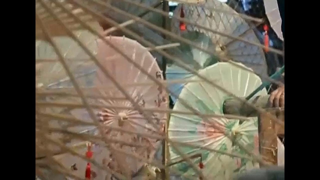 Chinese oil-paper umbrella:  the ancient surviving craft| CCTV English