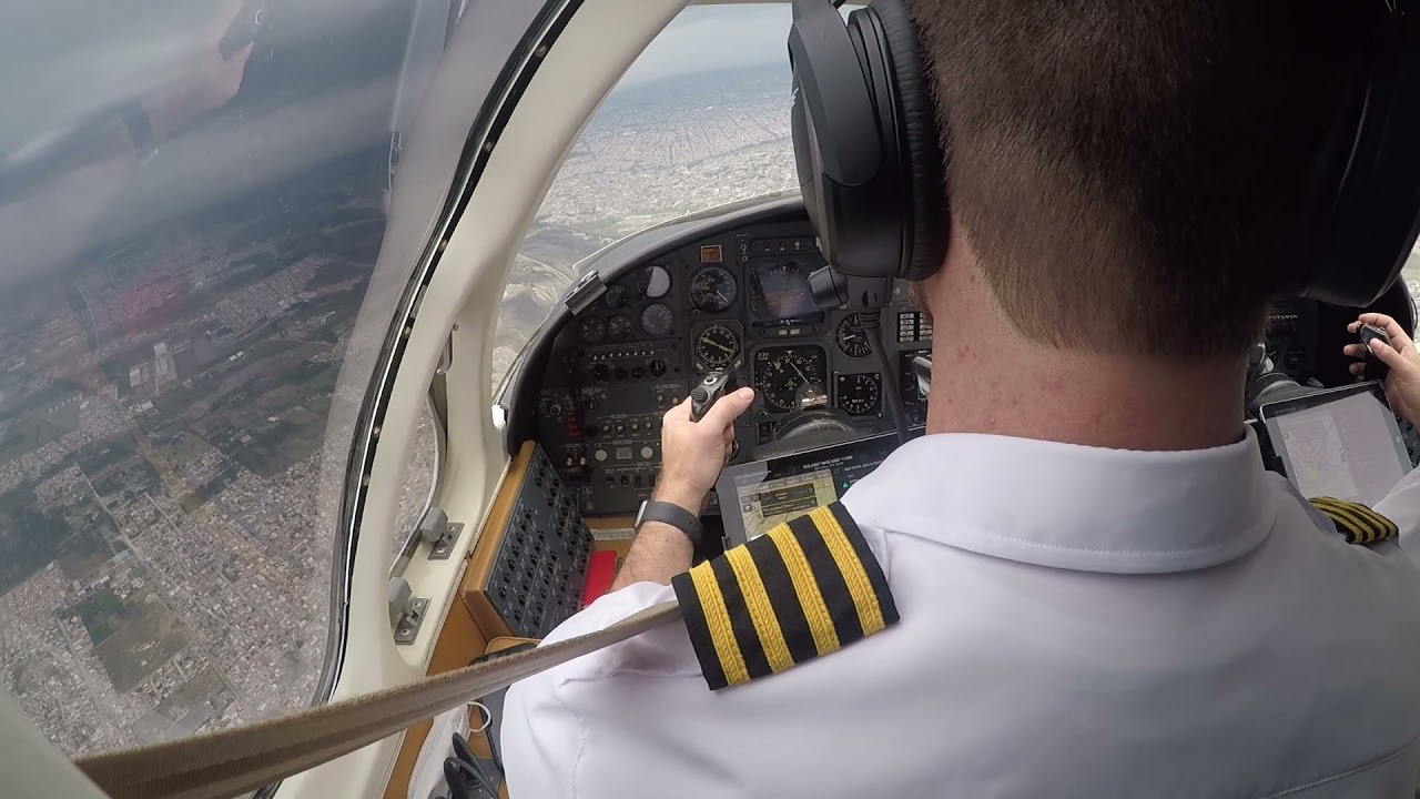 Citation 500 Pouso difícil no Aeroporto do Bacacheri - Curitiba