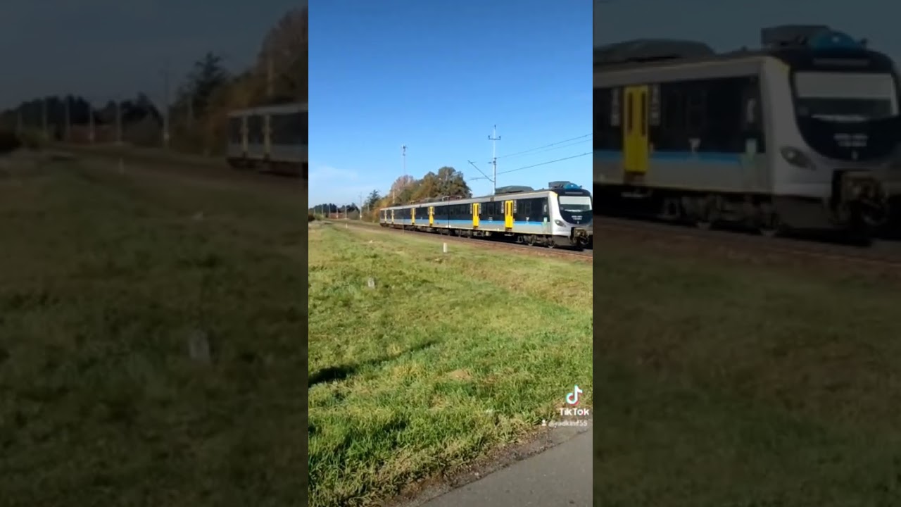 EN57 (turbokibel) na przejeździe w Dębskiej Kuźni