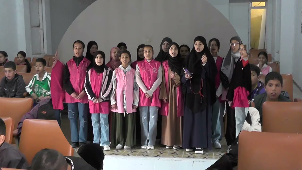 تلاميذ متوسطة الشهيد كنان بتاوقريت يلقون انشودة دينية