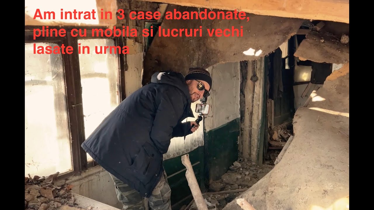 Case parasite cu mobila si lucruri vechi lasate in urma, intr-un sat abandonat