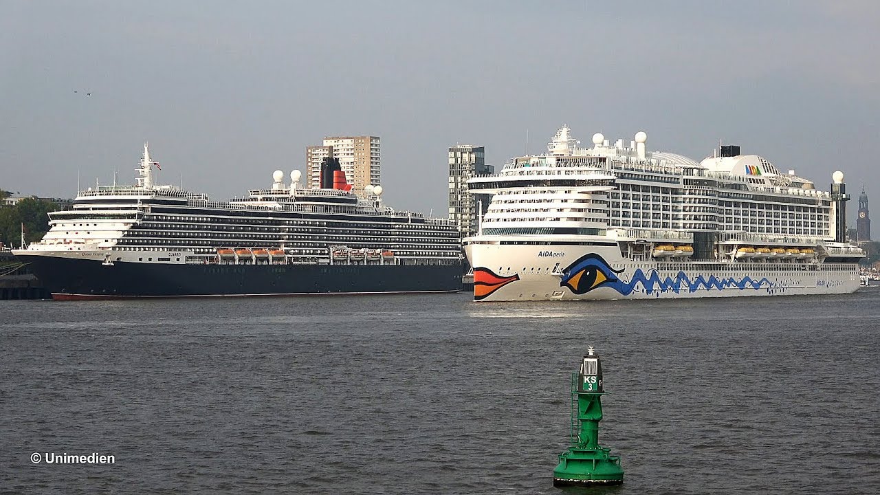 AIDAperla & Queen Victoria | amazing horn battle at port of Hamburg (Germany) | 4K-Quality-Video