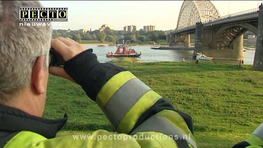 Speedboot vast op brugpijler