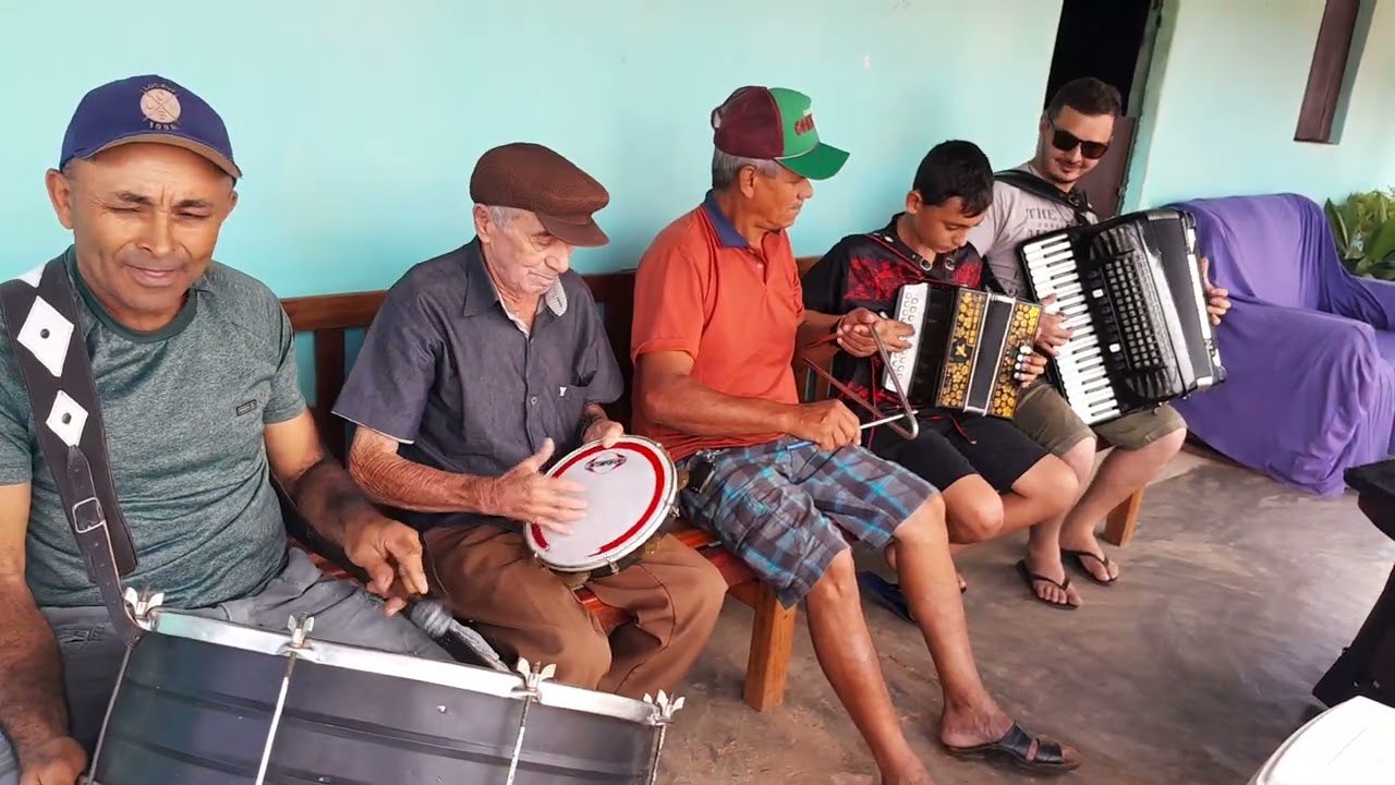 Benedito mostra  Igor  tocando  mais  lukinhas do acodeon mais a galera de esperança  pb