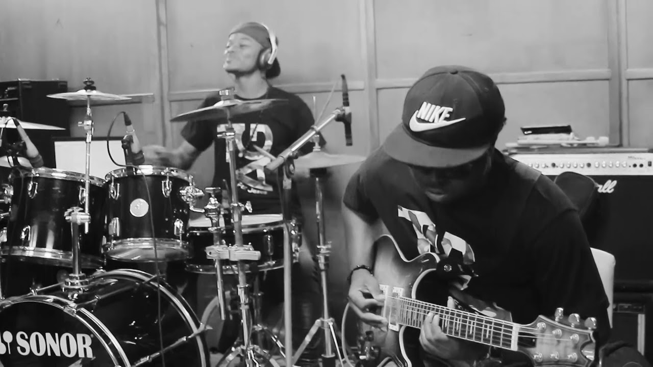 Georgia ANGUI - Le Saint Esprit Est là (Cantique de victoire)