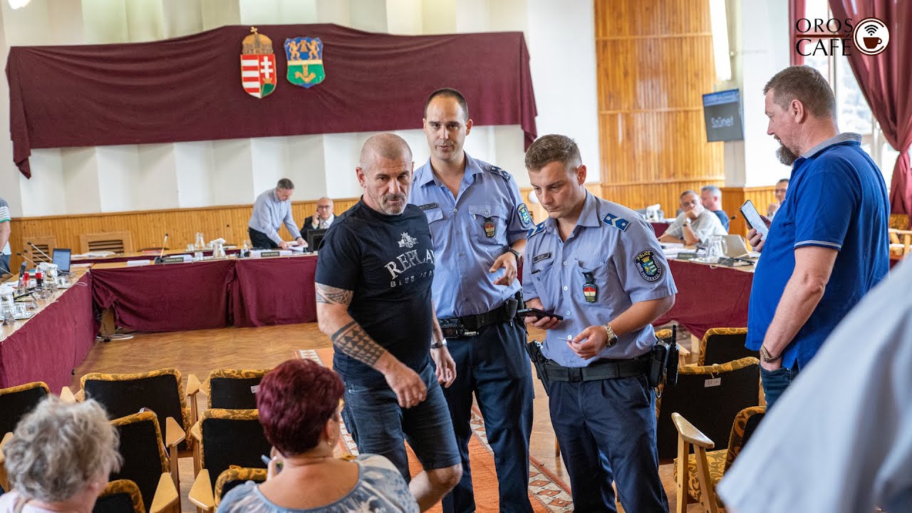 Balhé, veszekedés és rendőri intézkedés a testületi ülésen
