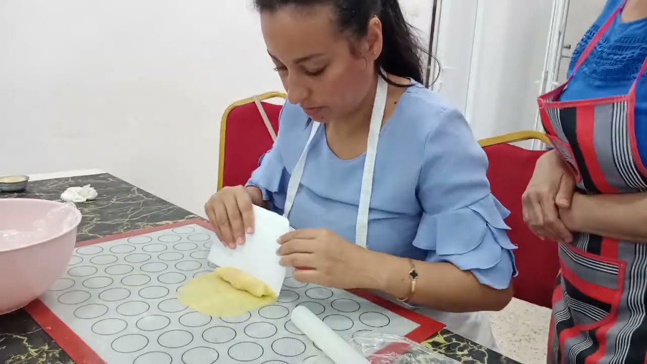لبنات لي حبت تتعلم صناعة الحلويات التقليدية جبتلكم وين❤️ اروع صالون حلاقة وتجميل في عين بنيان 👌