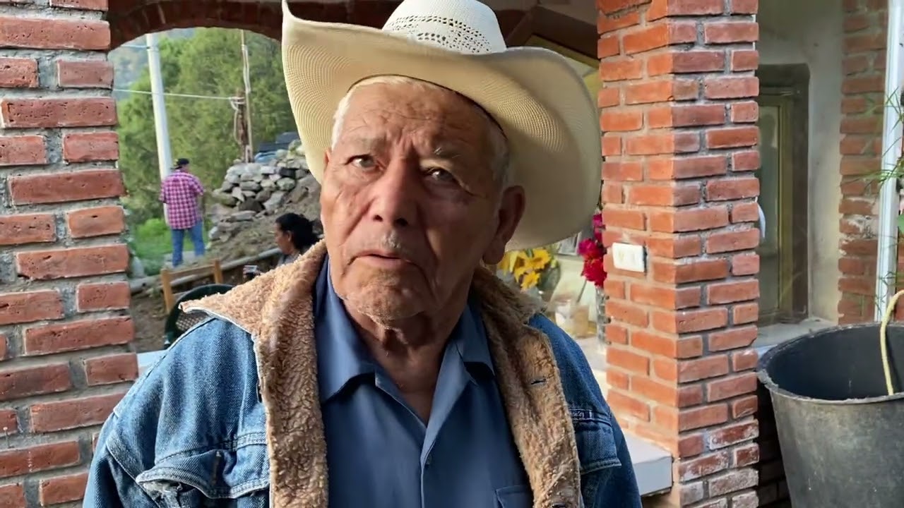 Flor atiende a las resánderas en el Rucio 
