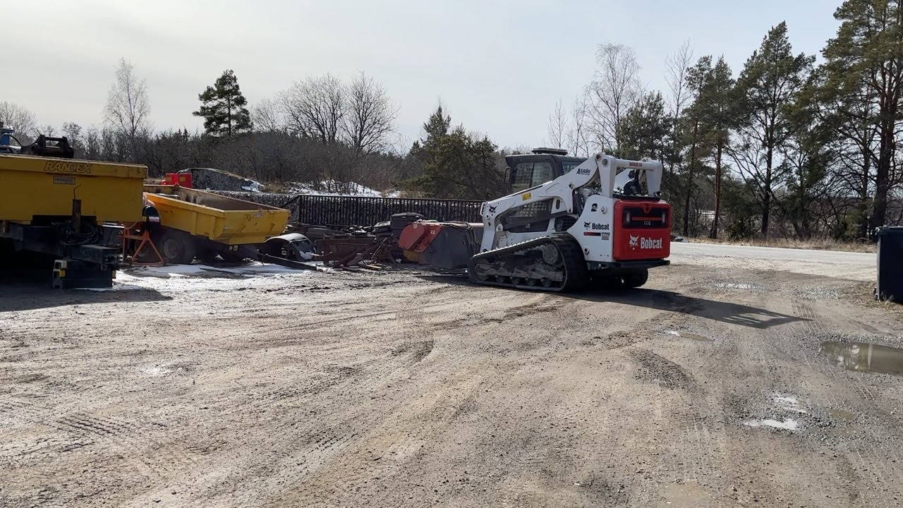 Köp Bandlastare Bobcat T770 med 8 st redskap på Klaravik